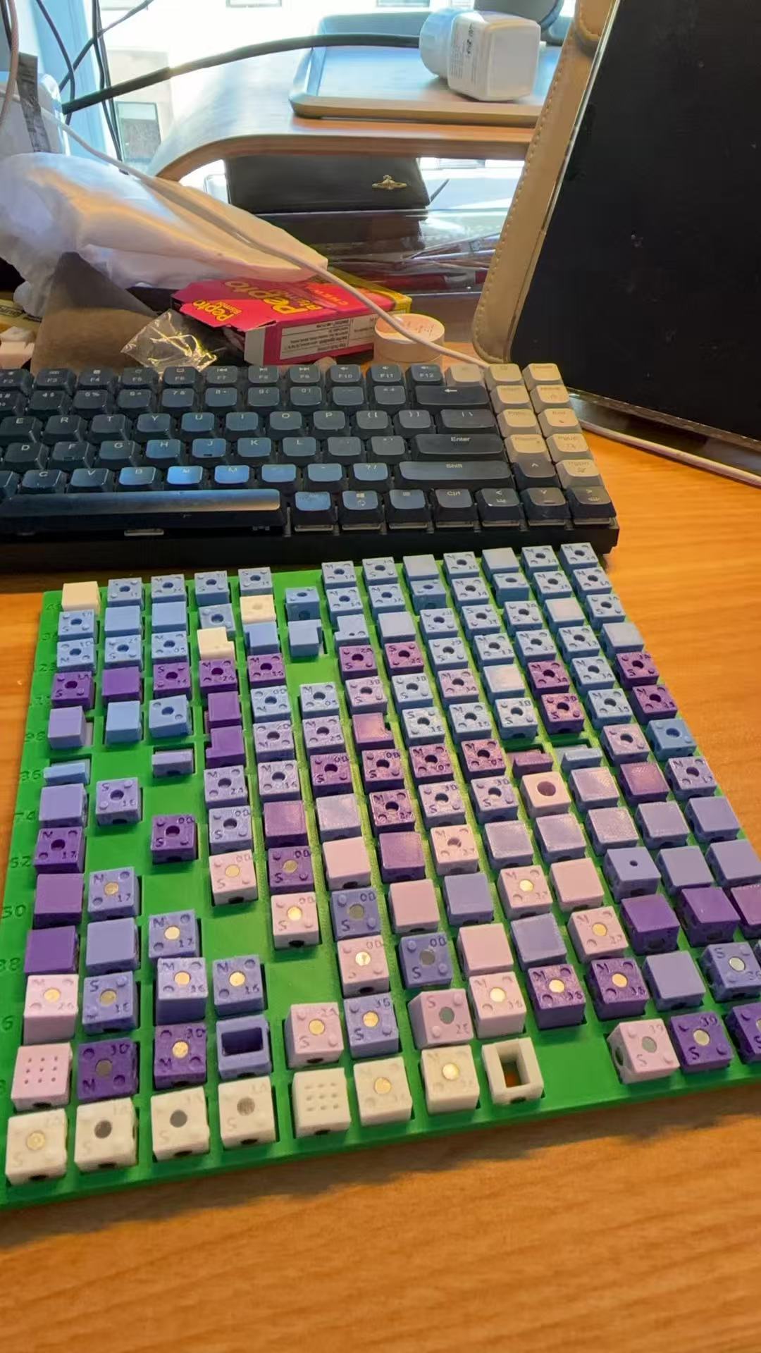 Numbered assembly tray with tiles